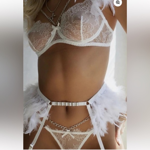 Elegant White Lace Lingerie Set - Picture 3 of 6